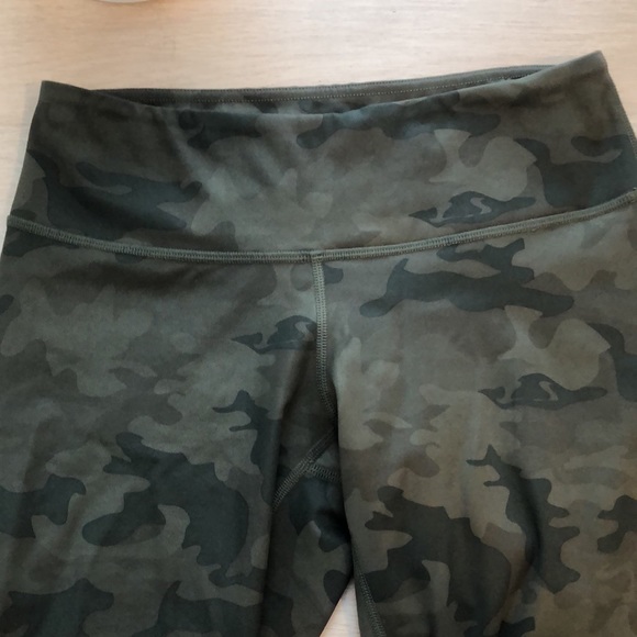 Lululemon wunder under camo capri - Picture 3 of 4